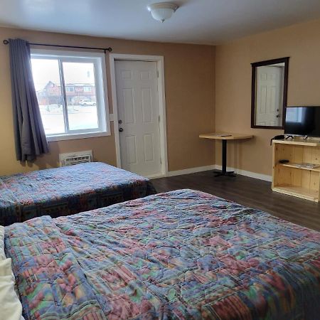 Lakewood Inn 100 Mile House المظهر الخارجي الصورة