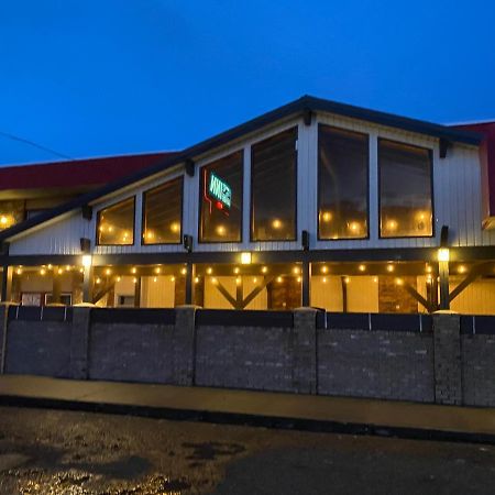 Lakewood Inn 100 Mile House المظهر الخارجي الصورة