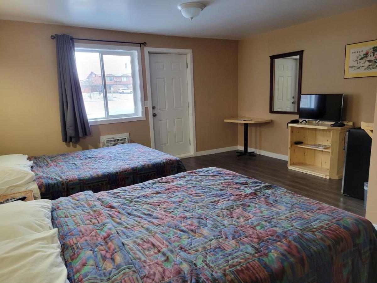 Lakewood Inn 100 Mile House المظهر الخارجي الصورة