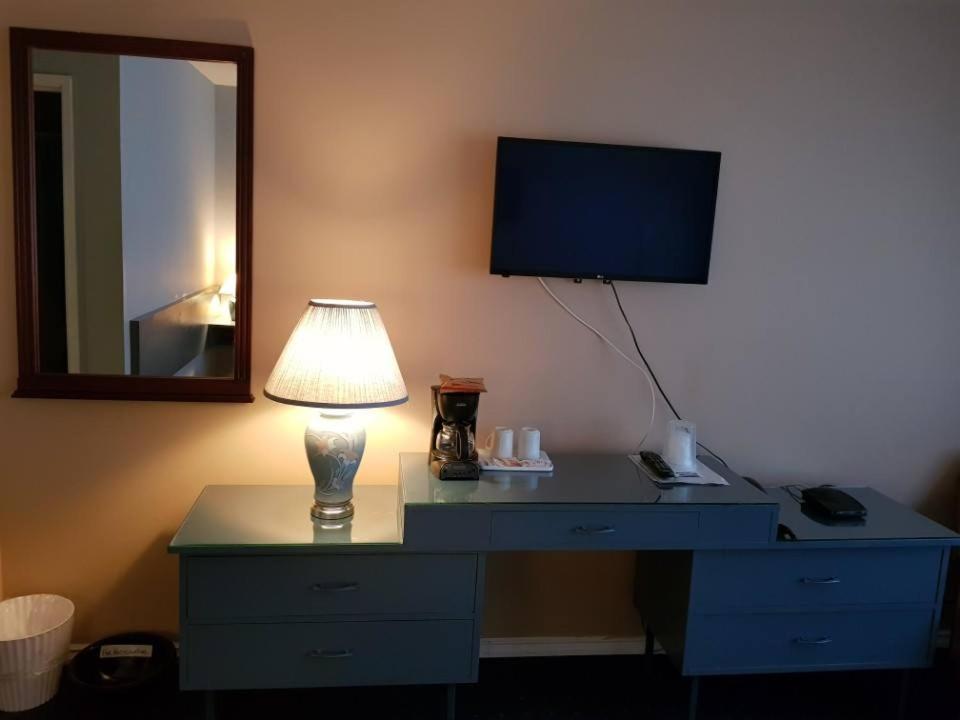 Lakewood Inn 100 Mile House المظهر الخارجي الصورة