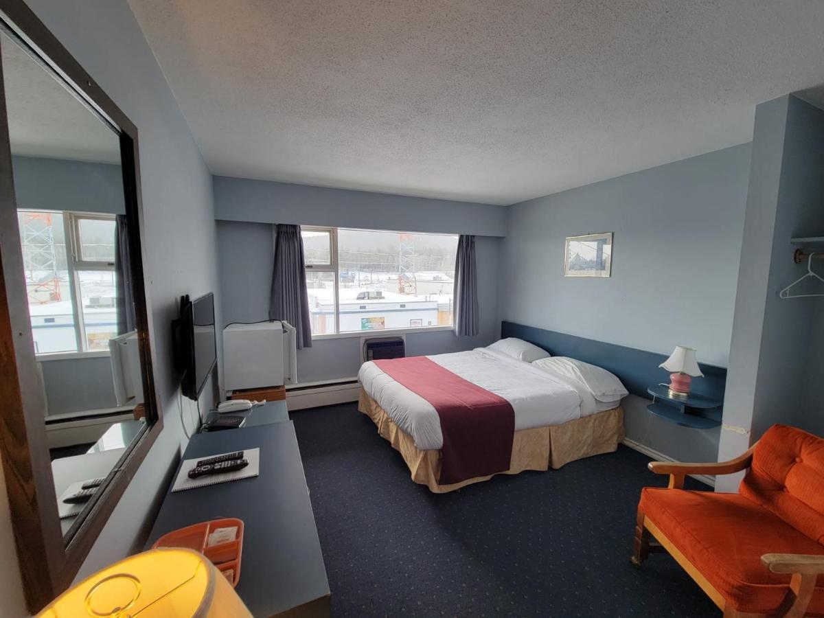 Lakewood Inn 100 Mile House المظهر الخارجي الصورة