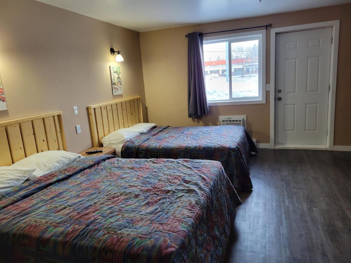 Lakewood Inn 100 Mile House المظهر الخارجي الصورة