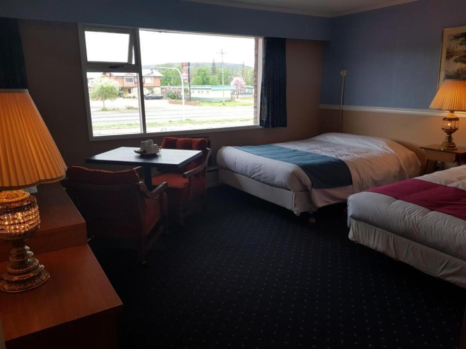 Lakewood Inn 100 Mile House المظهر الخارجي الصورة
