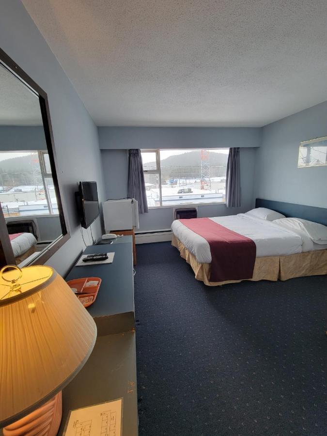 Lakewood Inn 100 Mile House المظهر الخارجي الصورة