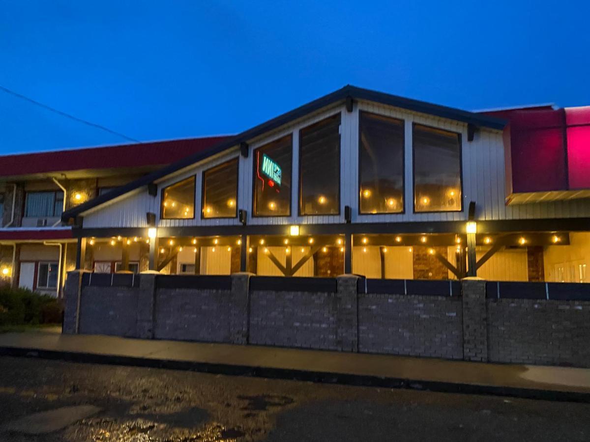 Lakewood Inn 100 Mile House المظهر الخارجي الصورة