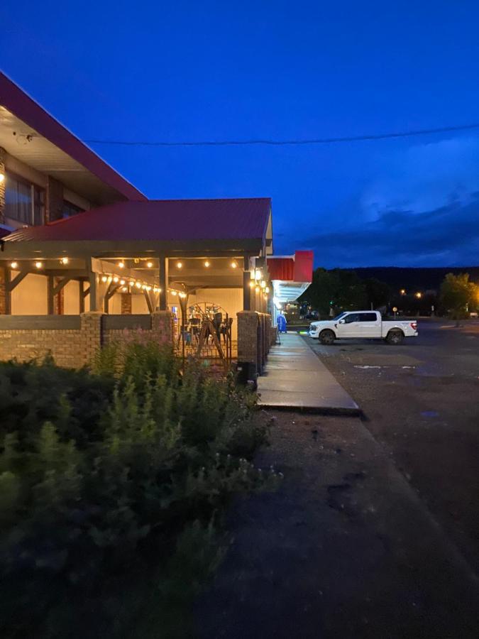 Lakewood Inn 100 Mile House المظهر الخارجي الصورة