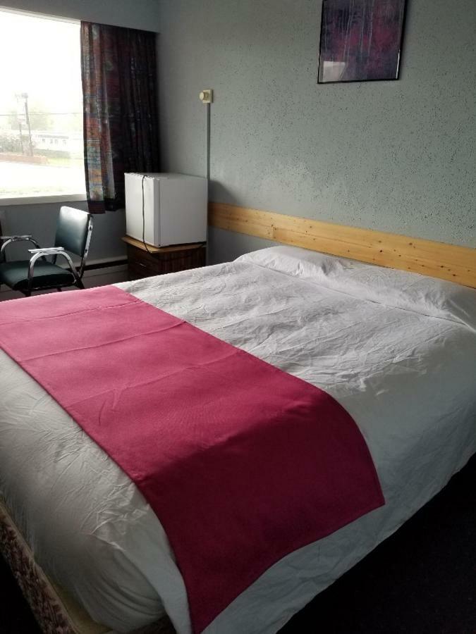 Lakewood Inn 100 Mile House المظهر الخارجي الصورة