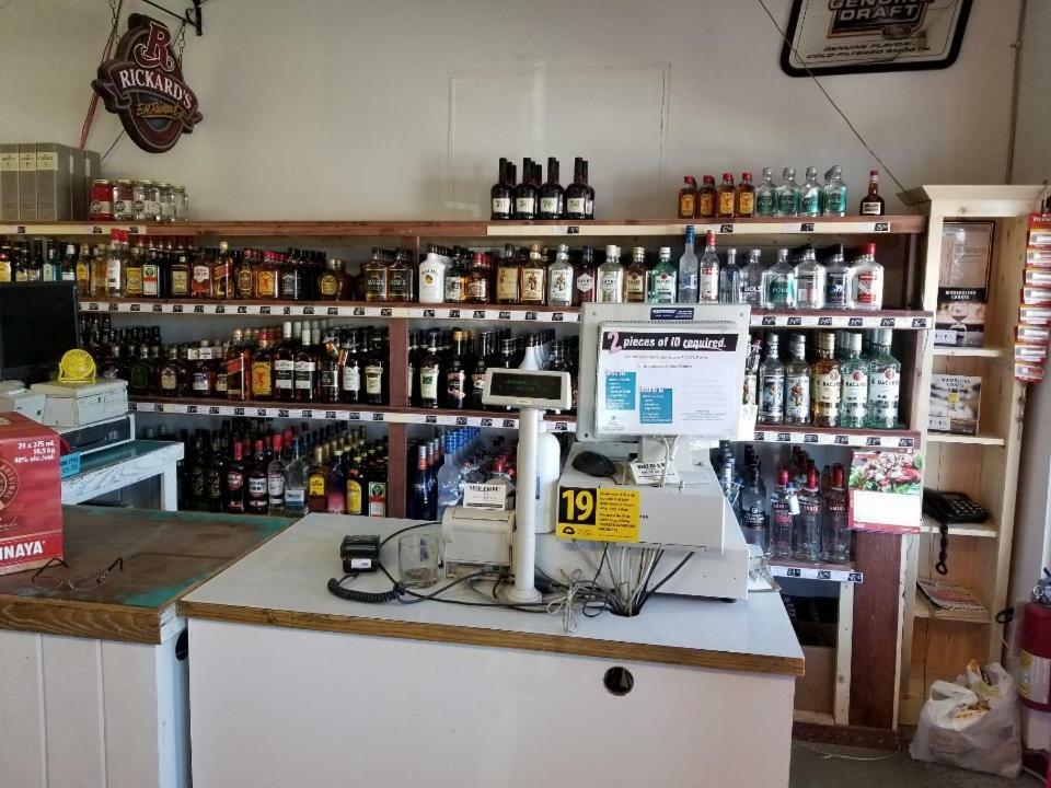 Lakewood Inn 100 Mile House المظهر الخارجي الصورة