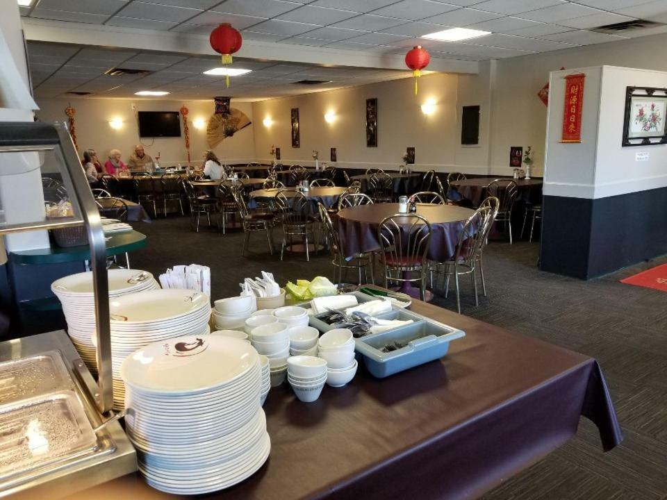 Lakewood Inn 100 Mile House المظهر الخارجي الصورة