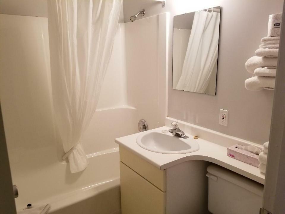 Lakewood Inn 100 Mile House المظهر الخارجي الصورة