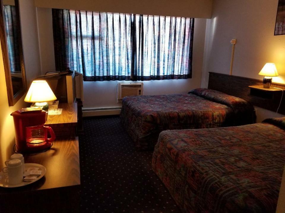 Lakewood Inn 100 Mile House المظهر الخارجي الصورة
