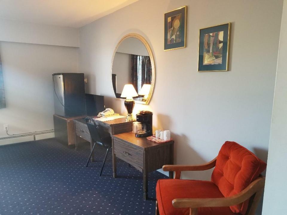 Lakewood Inn 100 Mile House المظهر الخارجي الصورة