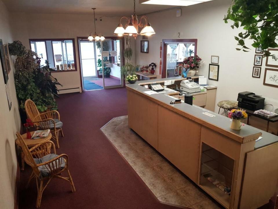 Lakewood Inn 100 Mile House المظهر الخارجي الصورة
