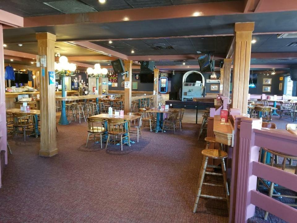 Lakewood Inn 100 Mile House المظهر الخارجي الصورة